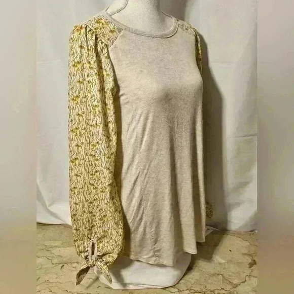 Betsey's Boutique Shop Womens Tan Baseball Tee Shirt w/Long Floral Sleeves NWT S - Picture 5 of 10